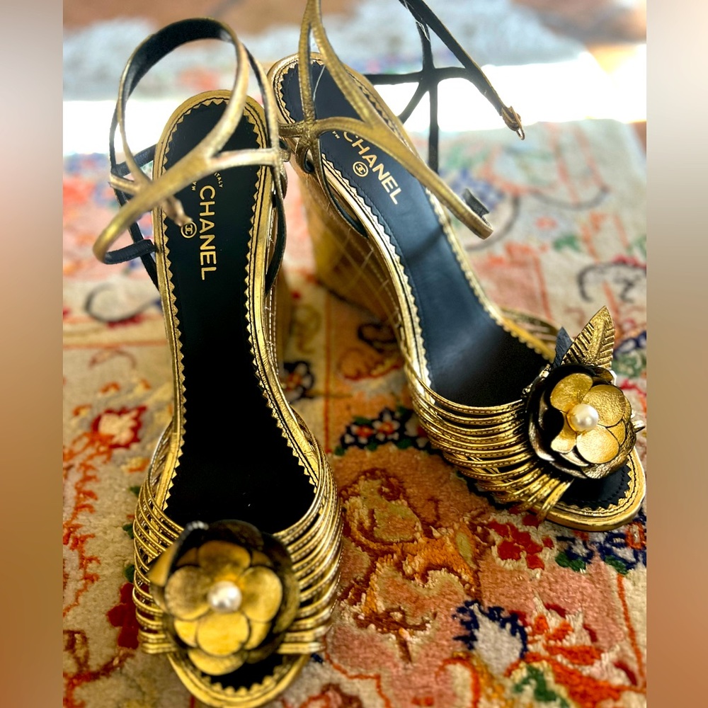 CHANEL Vintage wedge heel with magnolia flower size 40.5